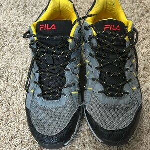 Men’s Fila Tennis shoes gray and yellow Size 10